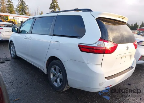 2016 Toyota Sienna Le 8 Passenger z USA, uszkodzony, nr VIN 5TDKK3DC3GS757877